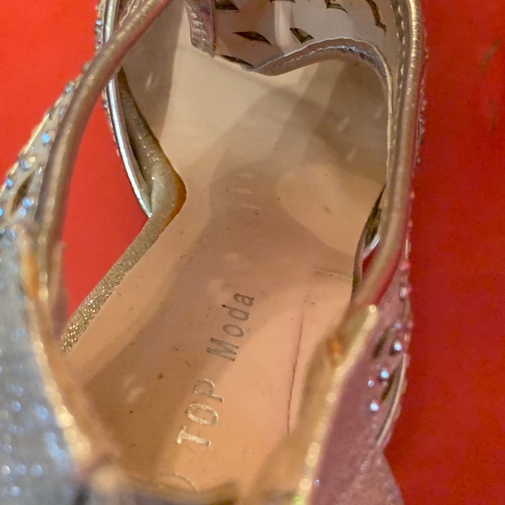 Silver Heels - Picture 7 of 7